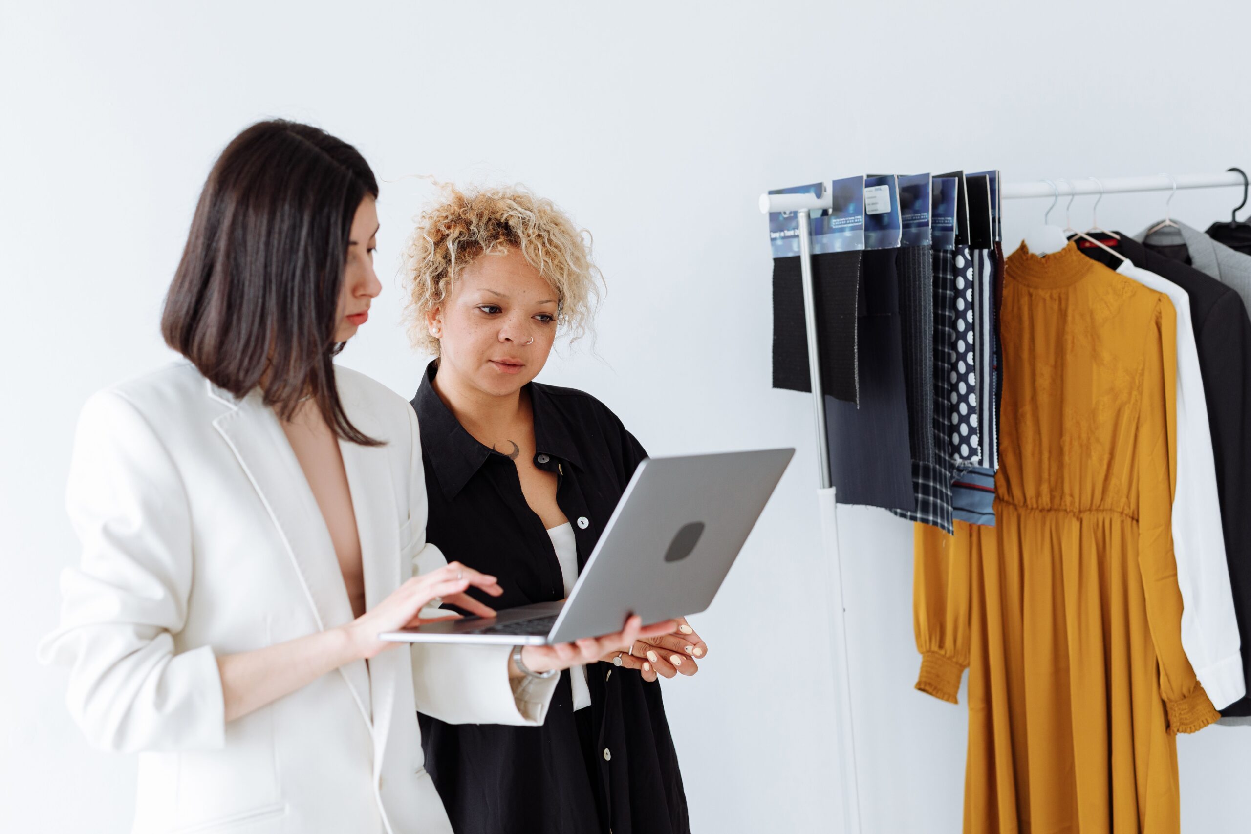 Mode et business : la ceinture féminine, un pilier du marché des accessoires